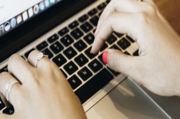 Bancari, la metà sono donne. Ma indietro sulle carriere.
