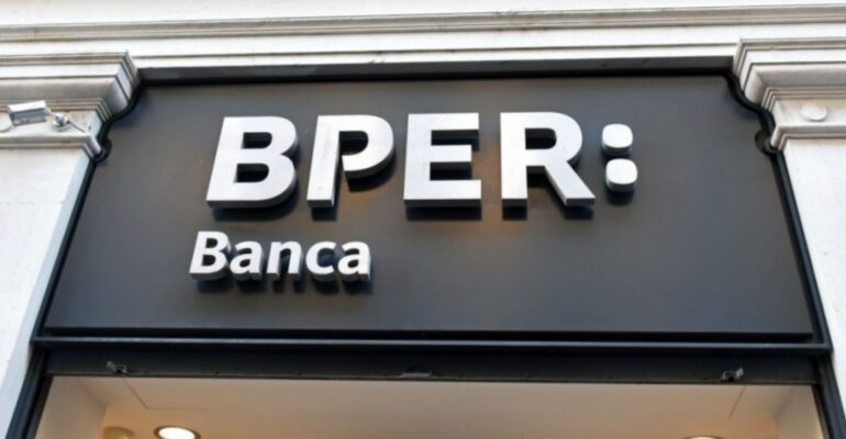 Bper, firmati accordi per 540 uscite volontarie e 350 nuove assunzioni e sul premio aziendale