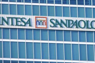 Intesa Sanpaolo, via libera alla riduzione dell’orario di lavoro. Dal 1° luglio venerdì si uscirà mezz’ora prima