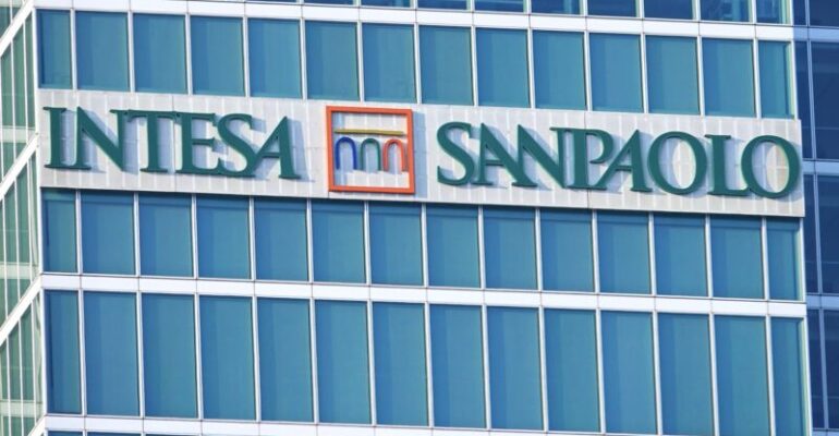 Intesa Sanpaolo, via libera alla riduzione dell’orario di lavoro. Dal 1° luglio venerdì si uscirà mezz’ora prima