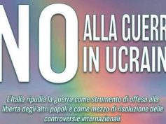 No alla guerra in Ucraina, presidio in Piazza della Scala a Milano