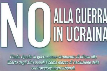 No alla guerra in Ucraina, presidio in Piazza della Scala a Milano