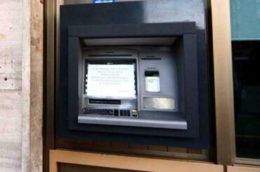 Via le banche dai paesi: “Resti almeno il bancomat”