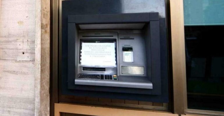 Via le banche dai paesi: “Resti almeno il bancomat”