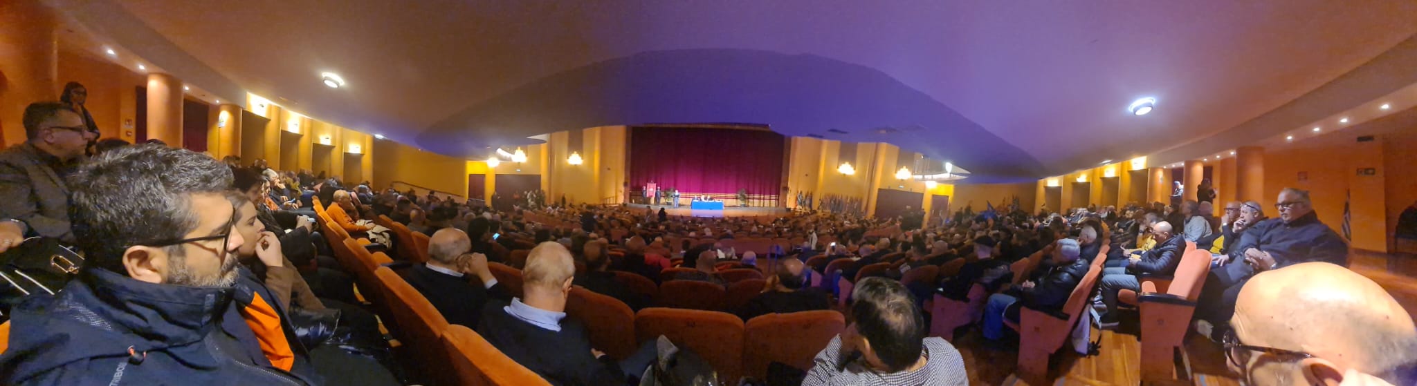 il teatro comunale pieno di persone