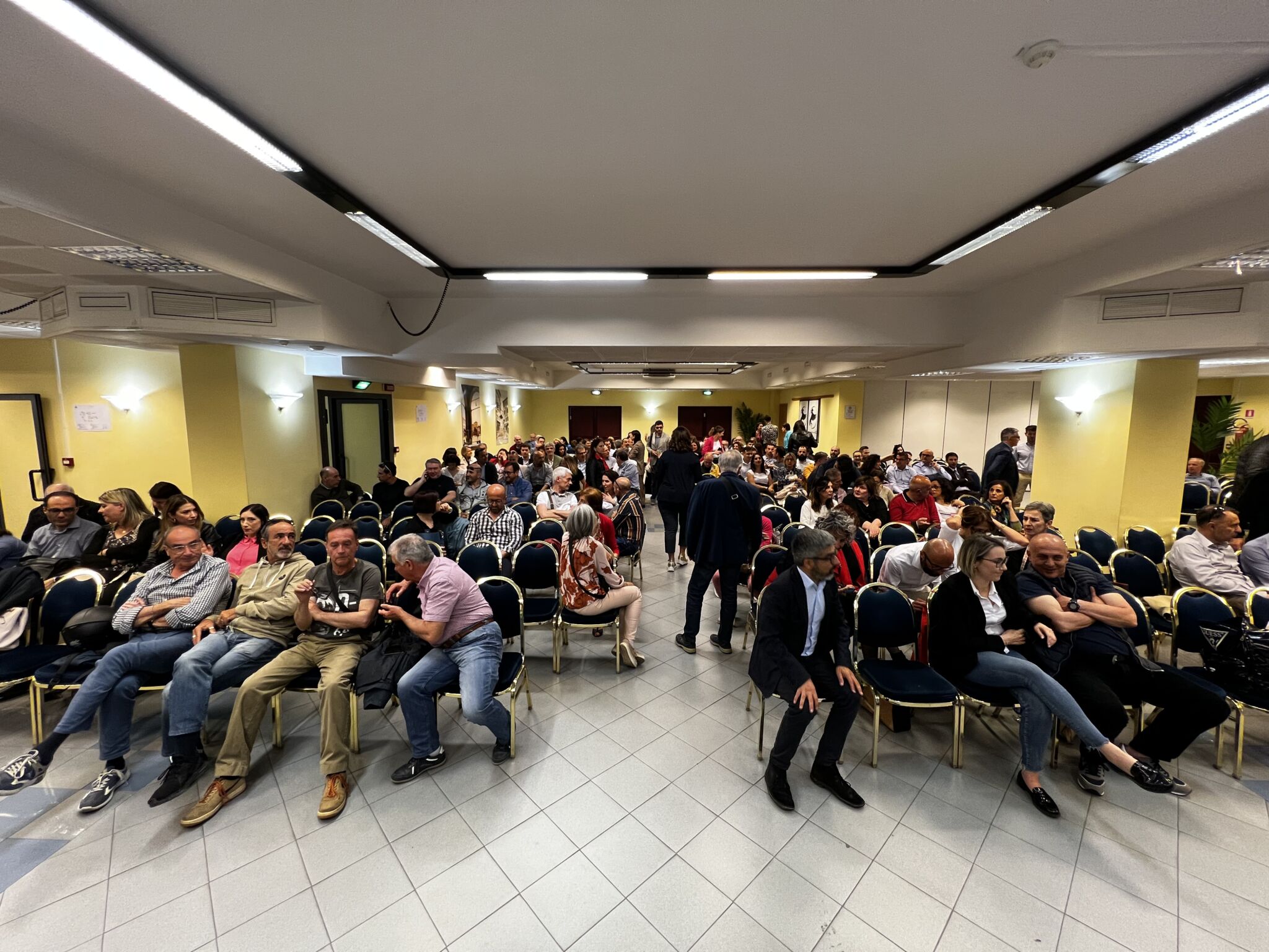 La sala stracolma