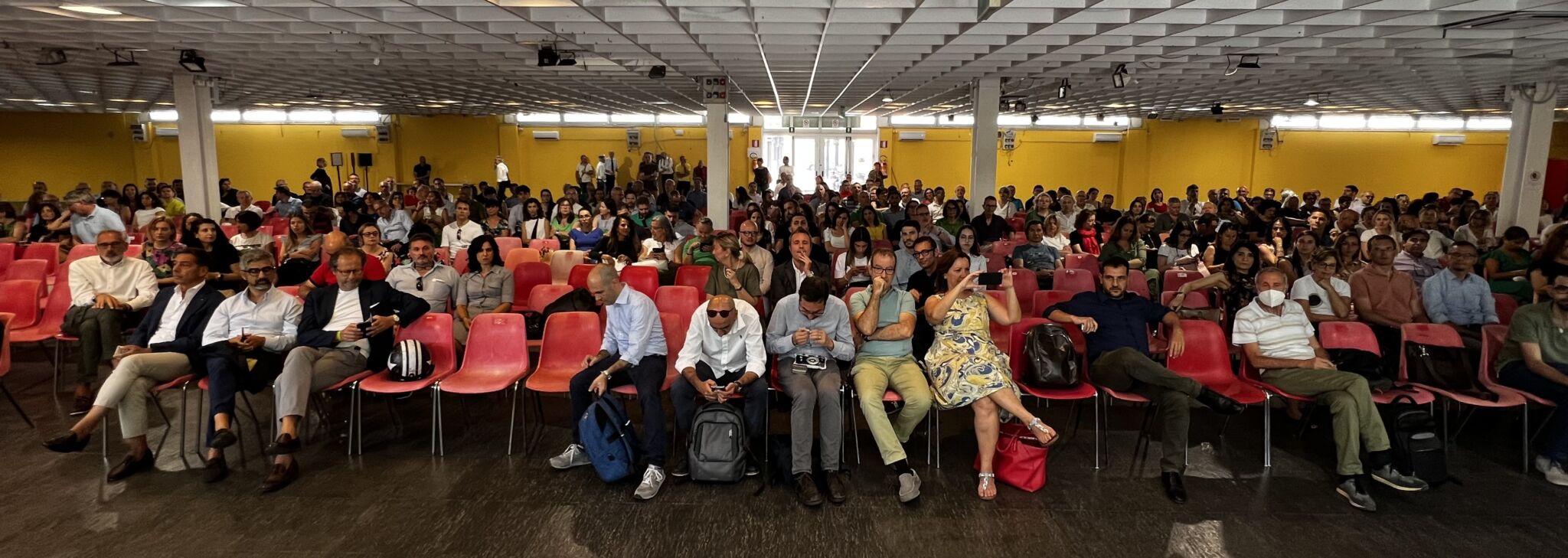 La sala piena di lavoratori