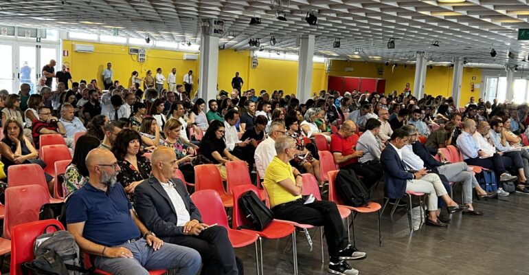 La grande assemblea di piazza di Cagliari