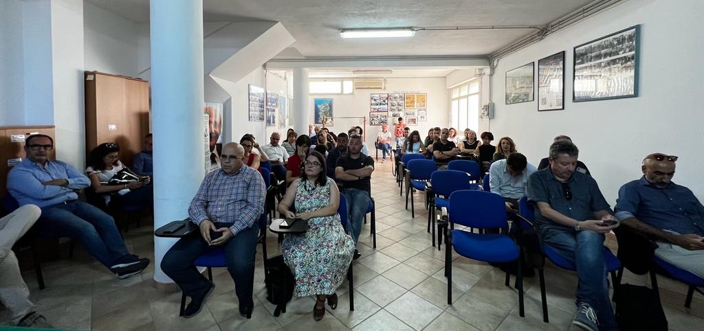 La sala riunioni piena di gente