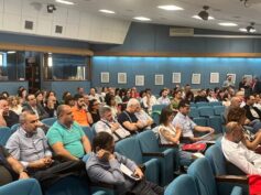 La grande assemblea di piazza a Nuoro