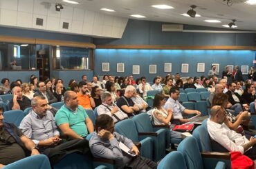 La grande assemblea di piazza a Nuoro