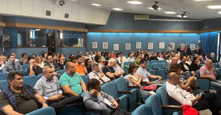 La grande assemblea di piazza a Nuoro