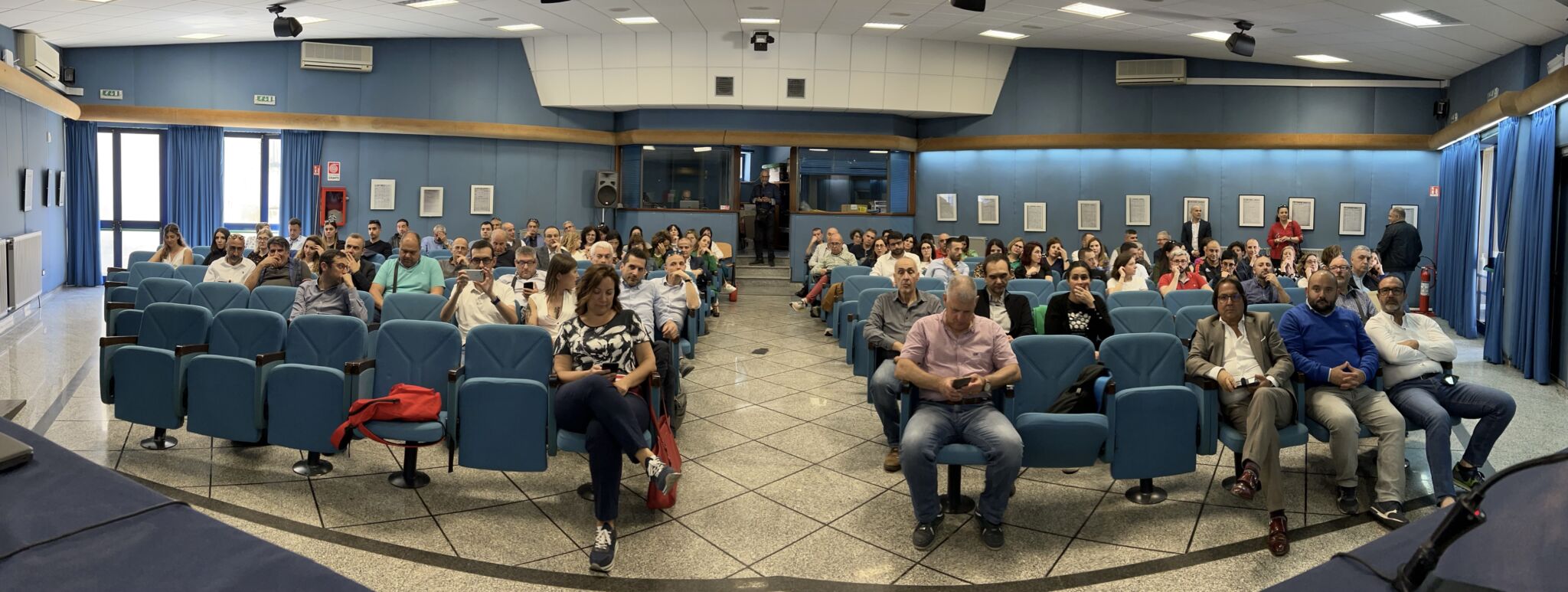 La sala gremita