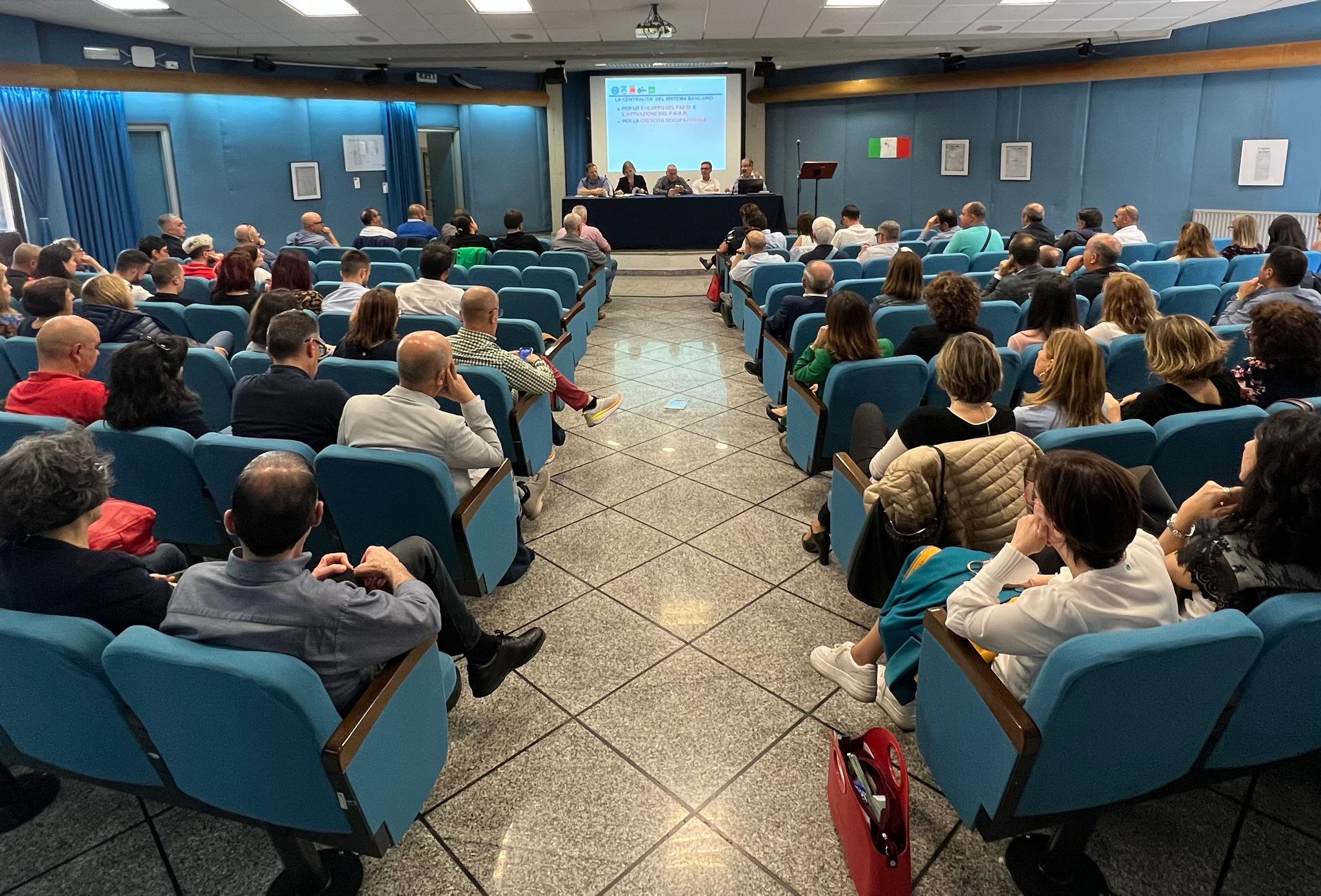 la sala vista da dietro