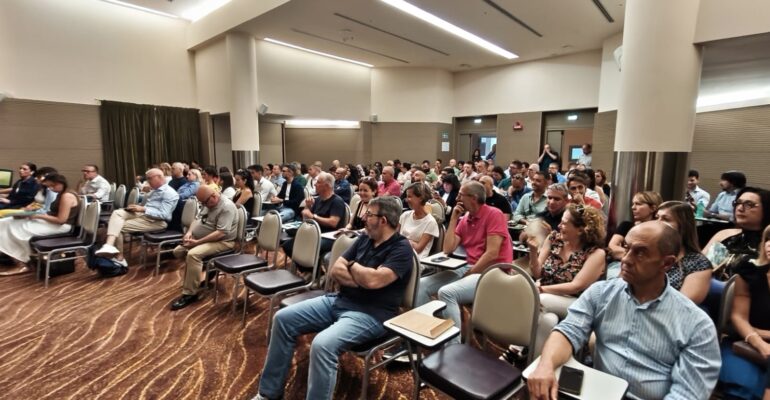 Piattaforma CCNL ABI, a Olbia sala gremita per l’assemblea unitaria: al centro valore del lavoro, partecipazione e futuro del settore