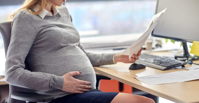 Decontribuzione a favore delle lavoratrici madri, lo studio di First Cisl
