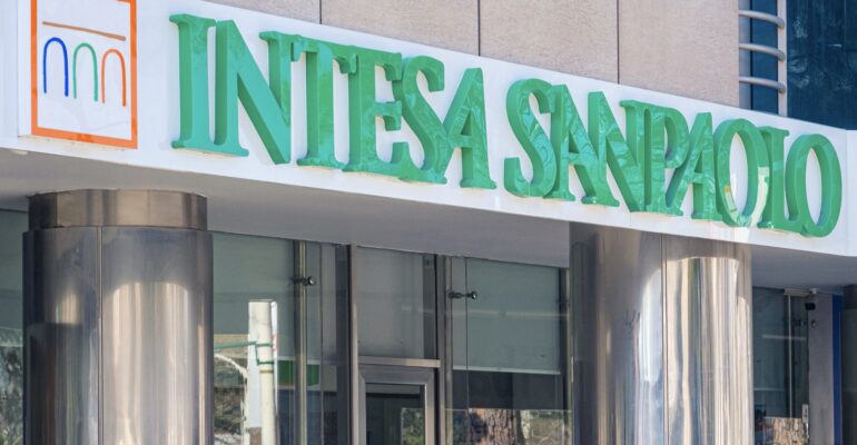 Intesa Sanpaolo, accordo per nuovi esodi e pensionamenti. First Cisl: incrementate le nuove assunzioni